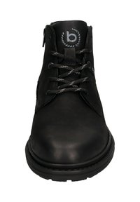 Schwarzer Leder-Stiefelette mit strukturierter Oberfläche, rundem Zehenbereich und schwarzen Schnürsenkeln. Verfügt über einen seitlichen Reißverschluss und ein Logo-Detail auf der Zunge.