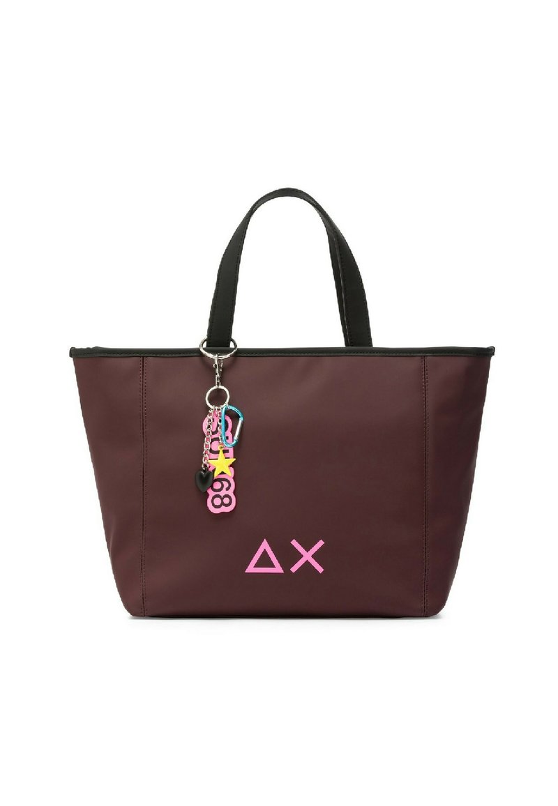 Borsa a tracolla bordeaux con manici neri, dotata di un logo rosa e di un ciondolo con accenti colorati. Realizzata in materiale resistente, ha un design spazioso.