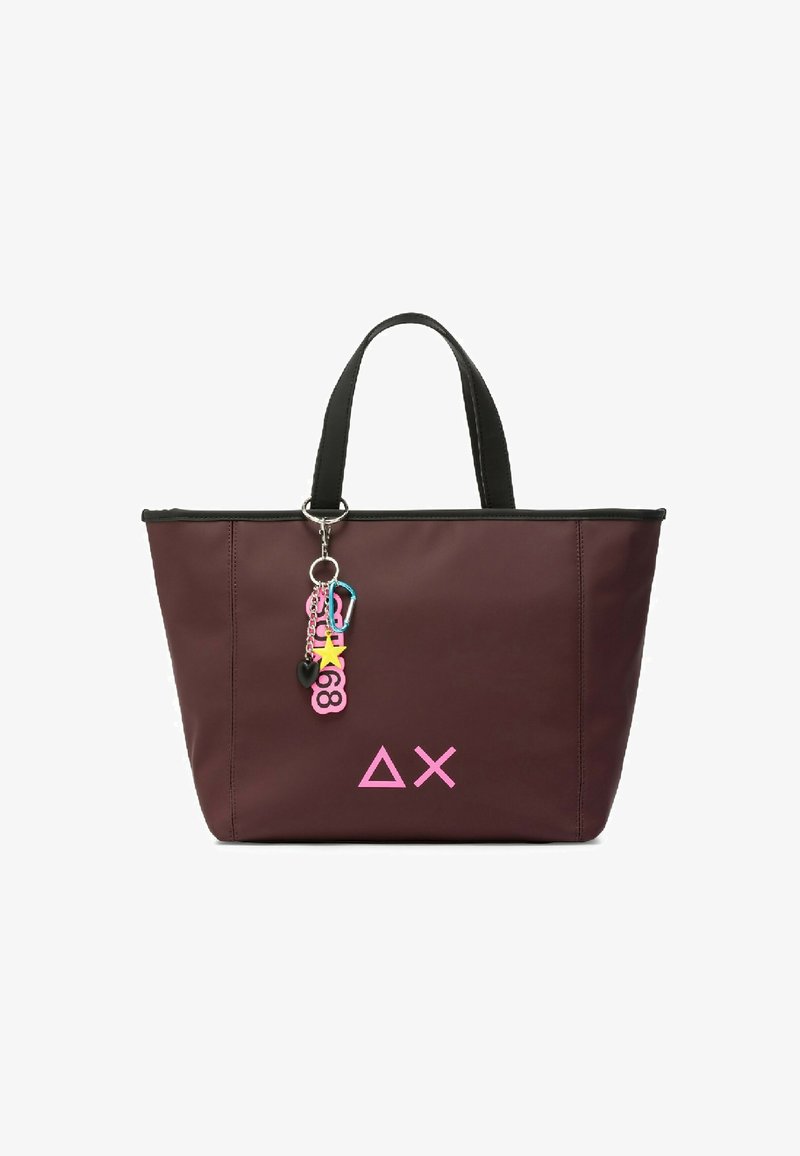 Borsa a tracolla bordeaux con manici neri, dotata di un logo rosa e di un ciondolo con accenti colorati. Realizzata in materiale resistente, ha un design spazioso.