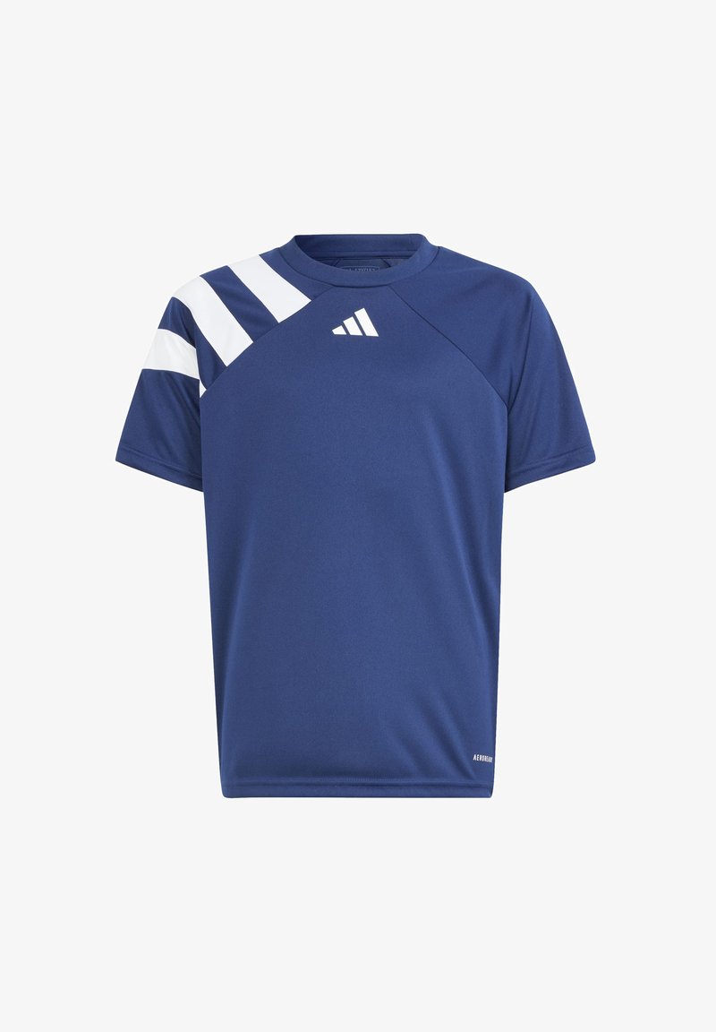 Camiseta deportiva azul marino hecha de poliéster, con rayas diagonales blancas en el hombro izquierdo y un pequeño logo en el pecho.