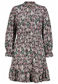 Sukienka w kwiaty na czarnym tle, z odcieniami różu i zieleni, z długimi bufkami i falbaną na dolnym brzegu. Zapięcie na guziki.