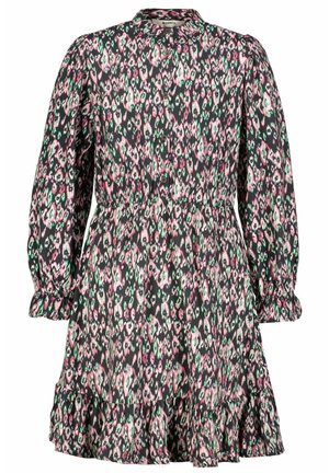 Robe à motifs floraux avec un fond noir, présentant des nuances de rose et de vert, des manches bouffantes longues et un ourlet froncé. Fermeture à boutons.