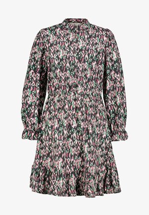 Sukienka w kwiaty na czarnym tle, z odcieniami różu i zieleni, z długimi bufkami i falbaną na dolnym brzegu. Zapięcie na guziki.