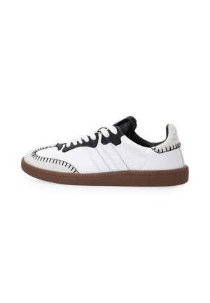 Hvid og sort lædersneaker med et tekstureret design, brun gummisål og kontrasterende syninger. Har tre hvide striber på siden.