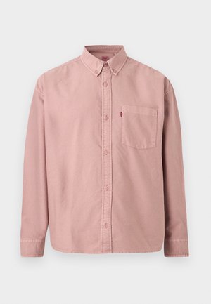 Langermet, rosa skjorte med knapper foran, brystlomme og knappet krage, vist mot en ensfarget bakgrunn.