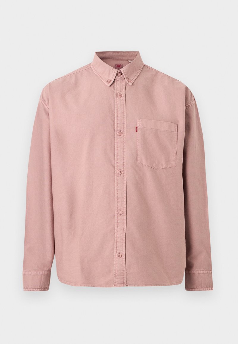 Langärmliges, pinkes Hemd mit Knöpfen, einer Brusttasche und einem Button-down-Kragen, vor einem einfarbigen Hintergrund präsentiert.