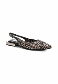 Zapato slingback tejido en negro y beige, con puntera puntiaguda, superficie texturizada, pequeño tacón cuadrado y detalle de hebilla ajustable.