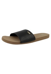 Schwarze Rutsche-Sandale mit einem strukturierten synthetischen Obermaterial, einem breiten Riemen und einer braunen Gummisohle. Mit dezenten Markendetails am Riemen.