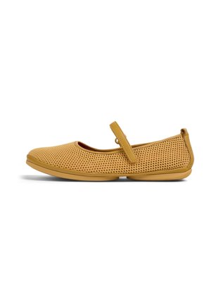Zapatos planos amarillos perforados con puntera redonda, correa ajustable y suela de goma flexible, que presentan una superficie texturizada.