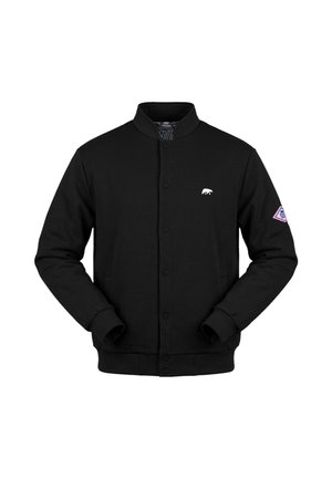Schwarze Bomberjacke mit Druckknöpfen, kleinem weißem Bärenlogo auf der Brust und einem Aufnäher am linken Ärmel, dargestellt auf weißem Hintergrund.