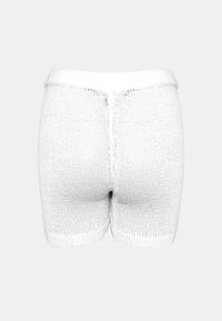 Vita stickade shorts med en mjuk textur, elastisk midja och minimala sömmar på baksidan.