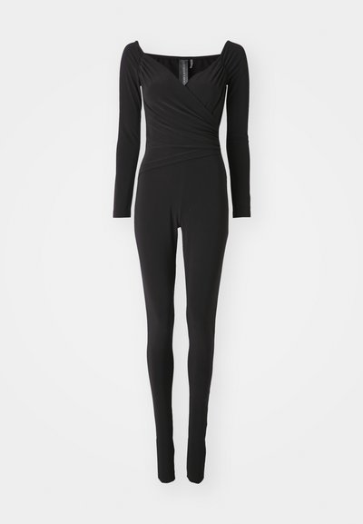 Musthave musta pikkade varrukatega jumpsuit, millel on ruudukujuline kaelus, kehas kokkuvolditud disain ja ja kitsa säärega, valmistatud venivast kangast.
