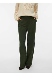 Zelené široké kalhoty s hladkou texturou a bočními kapsami, doplněné světle béžovým svetrem s texturovaným vzorem.