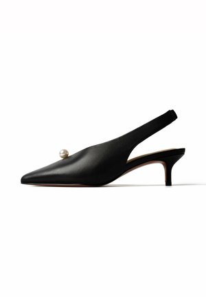 Schwarzer Lederslingback mit spitz zulaufender Kappe und einer einzelnen dekorativen Perle oben.