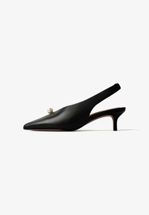 Scarpa slingback in pelle nera con tacco kitten, punta appuntita e una sola perla decorativa sulla parte superiore.