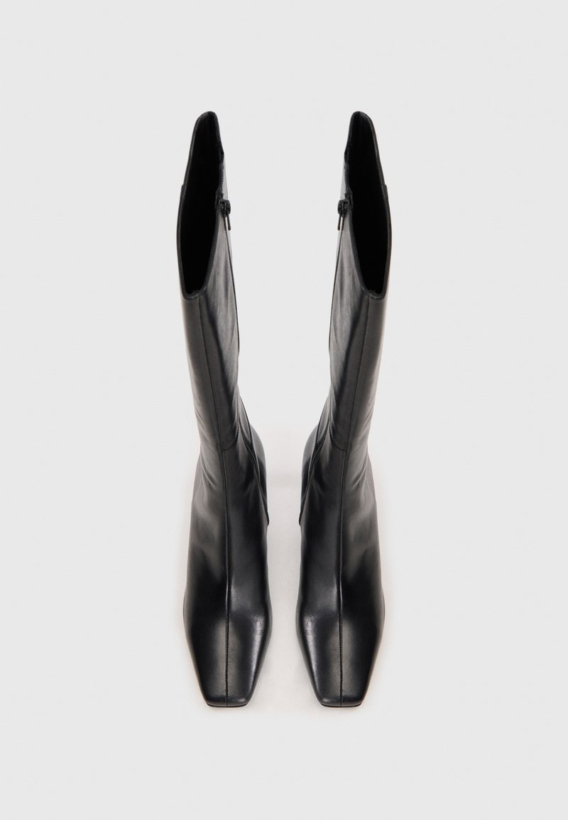 Czarne skórzane kozaki do kolan z ostrym noskiem, bocznym zamkiem i gładką fakturą. Solidna podeszwa i elegancki design wyraźnie podkreślone.