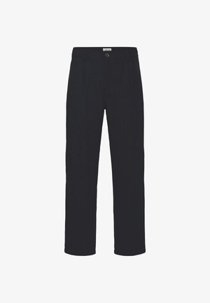 Czarne spodnie z teksturowanej tkaniny, o prostym kroju nogawki, z przednimi plisami i pojedynczym guzikiem zapięcia w pasie.