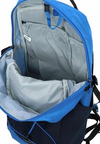 Zaino blu con interno grigio, dotato di più scomparti, chiusura a zip e spallacci regolabili. Il materiale sembra resistente e testurizzato.