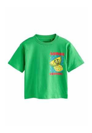 Groene katoenen t-shirt met een ronde hals en korte mouwen. Heeft een grafische print van citroenen en de tekst "LEMON SQUEEZY" in rood en blauw.