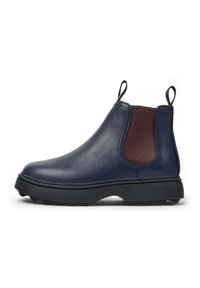 Botine Chelsea din piele bleumarin cu panouri elastice laterale maro, cu bucle de tragere și o talpă din cauciuc texturat negru pentru aderență. Suprafață netedă.