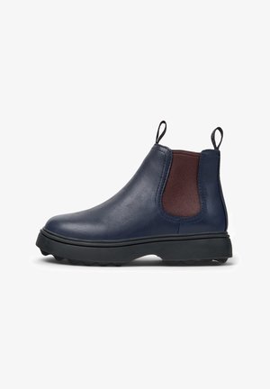 Marineblaue Leder Chelsea-Stiefel mit braunem elastischem seitlichem Einsatz, Zugschlaufen und einer strukturierten schwarzen Gummisohle für besseren Halt. Glatte Oberfläche.