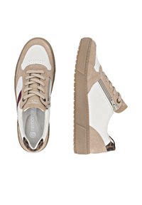 Sneaker beige e bianco realizzato in materiali in suede e pelle, con una zip laterale e un accento di stampa leopardata, suola in gomma testurizzata.