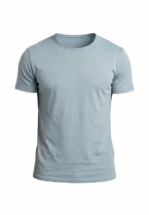 Camiseta de manga corta color azul claro con cuello redondo, diseño liso, tela ligeramente texturizada, mostrada sobre un fondo blanco.