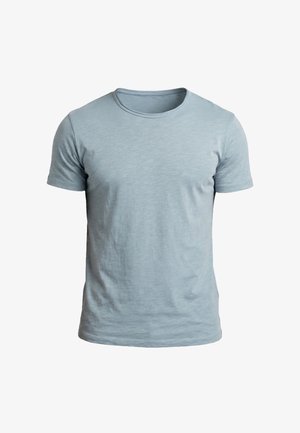 Lichtblauw t-shirt met korte mouwen en ronde hals, effen ontwerp, licht gestructureerde stof, weergegeven tegen een witte achtergrond.