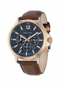 Nautica ur med en blå tekstureret skive, roseguld accenter, chronograph underafsnit og et brunt læderrem. Vandtæt op til 100 meter.
