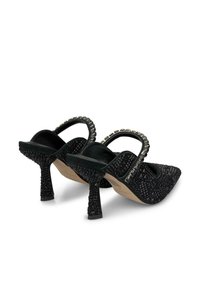 Scarpe con tacco alto nere con superficie texturizzata, aperte sul retro e con due cinturini. Il tacco è decorato con un motivo, che presenta un accento lucido con borchie.