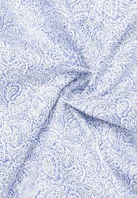 Tessuto bianco con un dettagliato motivo paisley blu e verde. Texture morbida, design intricato con motivi vorticosi e forme variate.