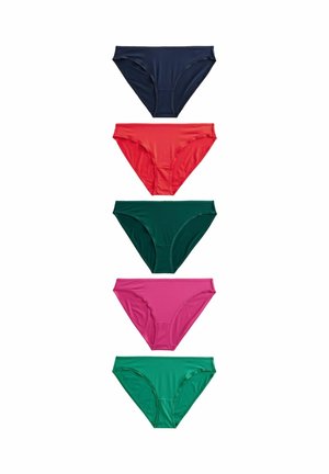 Vijf paar damesbikini-ondergoed in verschillende kleuren: marineblauw, rood, groen, roze en donkergroen, gemaakt van een gladde, rekbare stof.