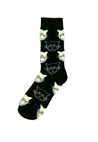 Schwarze Socke mit abwechselnd weißen und schwarz umrissenen lächelnden Katzenköpfen, die über die Oberfläche verteilt sind.
