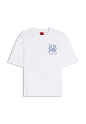 Weißes T-Shirt mit kurzen Ärmeln, auf der oberen linken Brustseite mit einer kleinen blauen Grafik eines Bären und dem Text "PR HUGO".