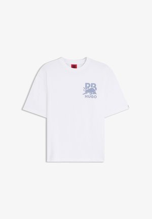 Λευκό κοντομάνικο T-shirt με μικρό μπλε γραφικό αρκούδας και κείμενο «PR HUGO» στο επάνω αριστερό μέρος του στήθους.
