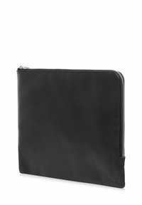 Czarna skórzana osłona na laptopa o gładkiej fakturze, z zamkiem błyskawicznym wzdłuż górnej krawędzi i minimalistycznym designie. Brak widocznych logo lub wzorów.
