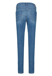 Jean en denim bleu à coupe ajustée, avec des poches arrière dotées d'un motif de couture distinctif et une conception à jambe droite.
