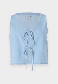 Lichtblauwe denimvest met een V-hals, mouwloos ontwerp en sluiting aan de voorkant met een strik. Heeft zijzakken en een cropped zoom.