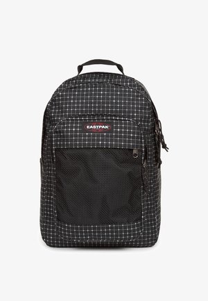 Zwarte rugzak met een gridpatroon, voorzien van een voorvak van gaas, een handvat aan de bovenkant en een rood Eastpak-logo. Gemaakt van duurzaam fabric.