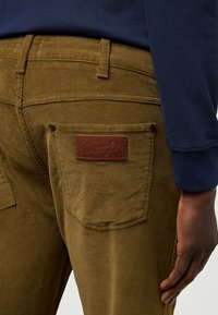 Wrangler GREENSBORO - Tiesaus kirpimo džinsai - kangaroo
