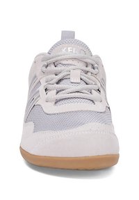 Ljusgrå sportskor med ovandel i mesh, mockadetaljer, rund tå och krämfärgad gummisul; har snörning och logotyp på tungan.