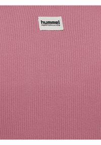 Roze ribstof met een wit label met zwarte tekst "hummel PERFORMANCE." De textuur is glad en elastisch, wat de flexibiliteit vergroot.
