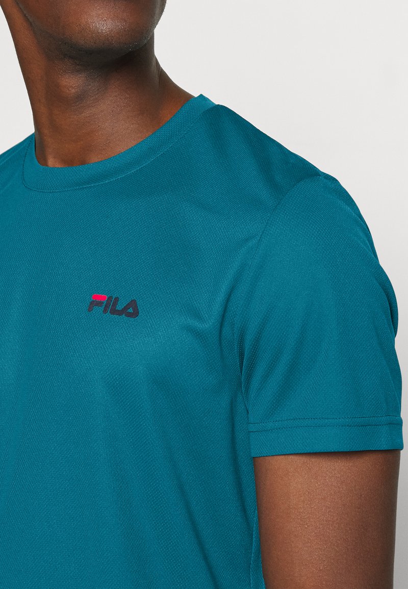 Herren Shirts | Fila LOGO SMALL T-Shirt basic blue coral/blau - ZZ13137 Herren Shirts | Fila LOGO SMALL T-Shirt basic blue coral/blau - ZZ13137