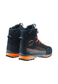 Zwarte wandelschoenen met oranje accenten en meshpanelen, voorzien van een gevoerde kraag, duurzame rubberen zool en versterkte hiel- en teengebieden.