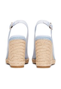 Μπλε πλατφόρμες σανδάλια με ύφασμα και πλεγμένη τακούνι από τζούτ, με λουράκι που έχει αγκράφα σε χρυσό τόνο και υφή λεπτομερειών στο τακούνι.