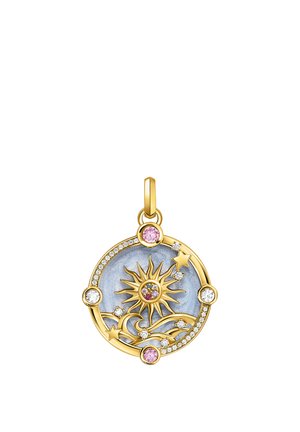 Goldener runder Anhänger mit Sonnen-, Stern- und Wellenmuster, verziert mit pinken und klaren Edelsteinen vor blauem Hintergrund.