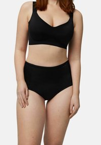 Bralette negro con tirantes anchos y escote en V, combinado con ropa interior negra de cintura alta. Tela lisa y elástica con detalles mínimos.