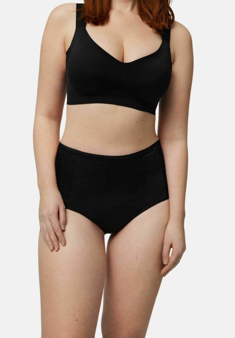 Bralette negro con tirantes anchos y escote en V, combinado con ropa interior negra de cintura alta. Tela lisa y elástica con detalles mínimos.