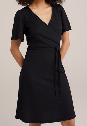 Czarna sukienka kopertowa wykonana z prążkowanej tkaniny, z krótkimi rękawami, dekoltem w serek oraz paskiem do wiązania w talii, z rozkloszowanym dołem.