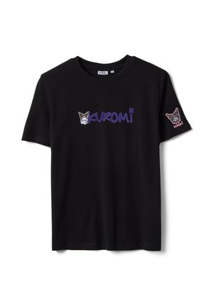 Zwart T-shirt met korte mouwen met paarse "KUROMI" tekst en een kleine karakterafbeelding op de borst en rechtermouw.